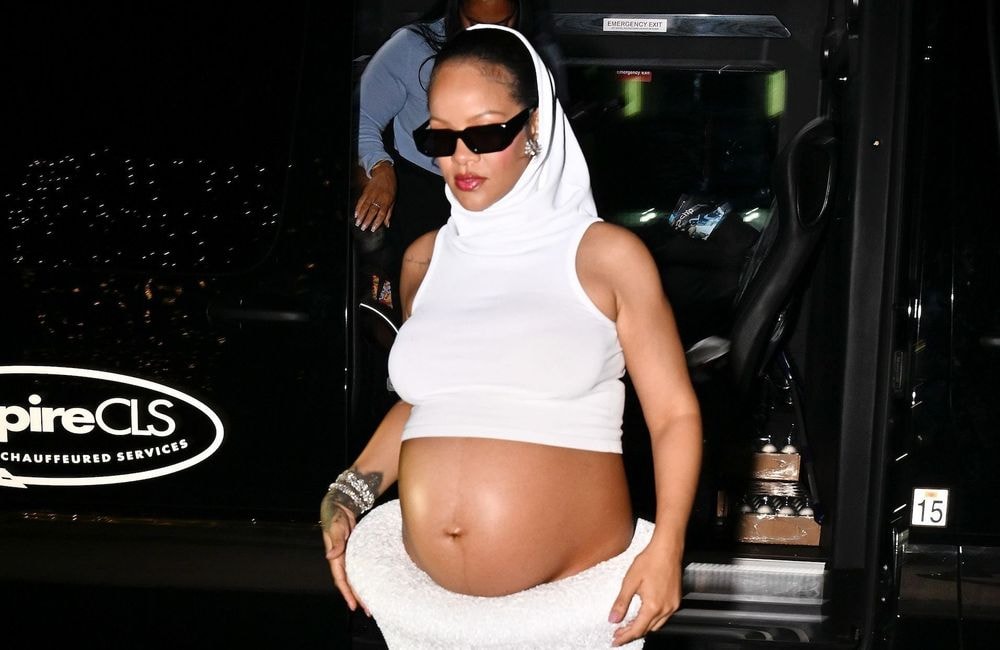 Enceinte, Rihanna remet au goût du jour cette manière Y2K de porter sa jupe