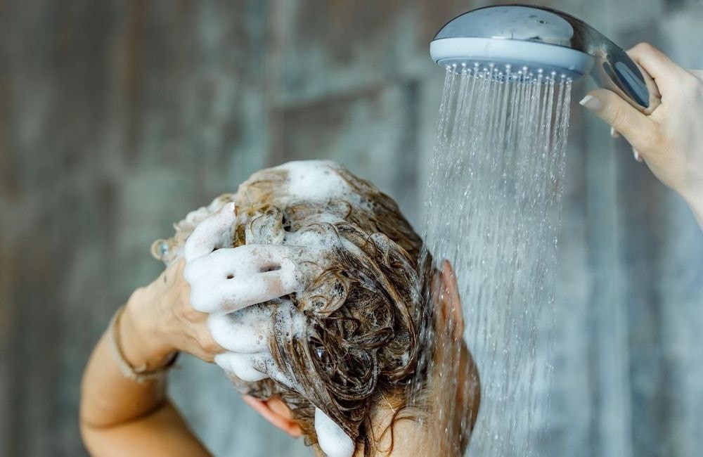 Qu’est-ce qu’un shampoing clarifiant, ce soin indispensable pour détoxifier les cheveux ?