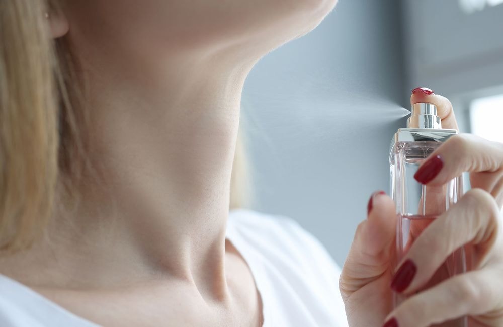 Voici pourquoi il est déconseillé de parfumer son cou