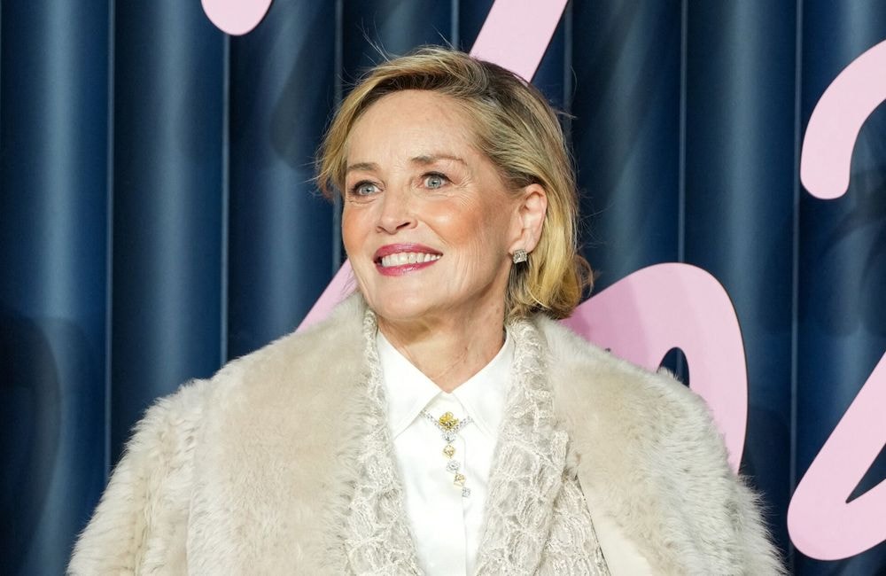 Sublime, Sharon Stone adopte la coiffure idéale pour mettre en valeur la repousse de sa coupe courte