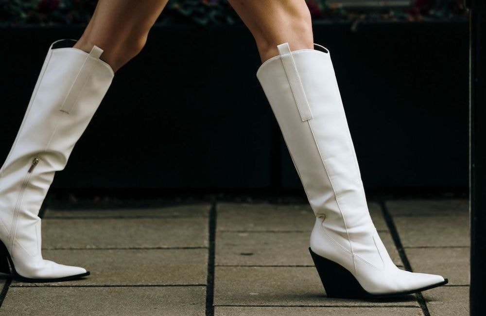 Les bottes blanches sont la clé pour illuminer un look d’hiver
