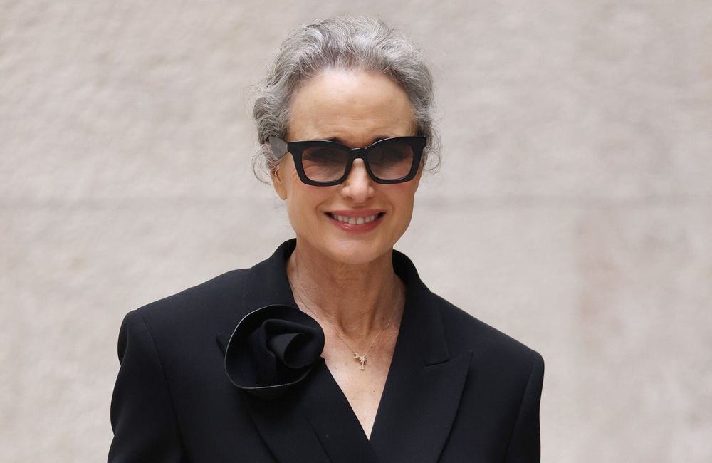 À Milan, Andie MacDowell troque ses boucles grises iconiques pour un chignon aérien