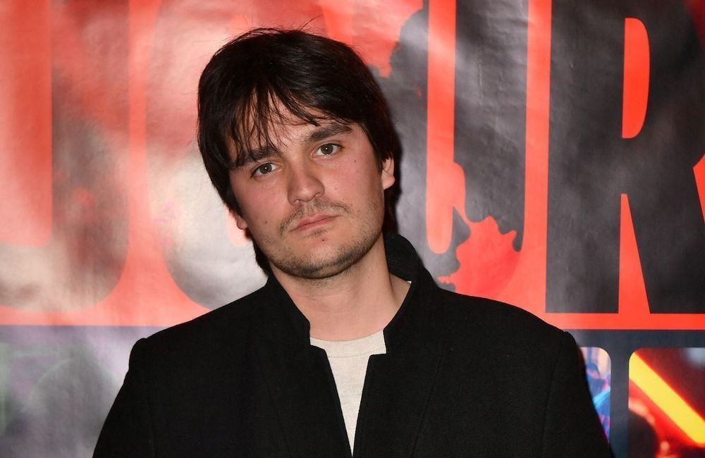 Mort d’Alain Delon : Alain-Fabien Delon remercie les fans de l’acteur qui déposent des fleurs à Douchy