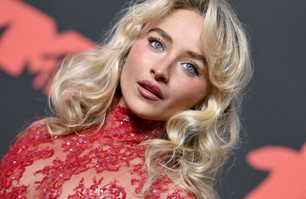 Méconnaissable, Sabrina Carpenter délaisse ses boucles blondes au profit d’une coupe pixie ultra courte