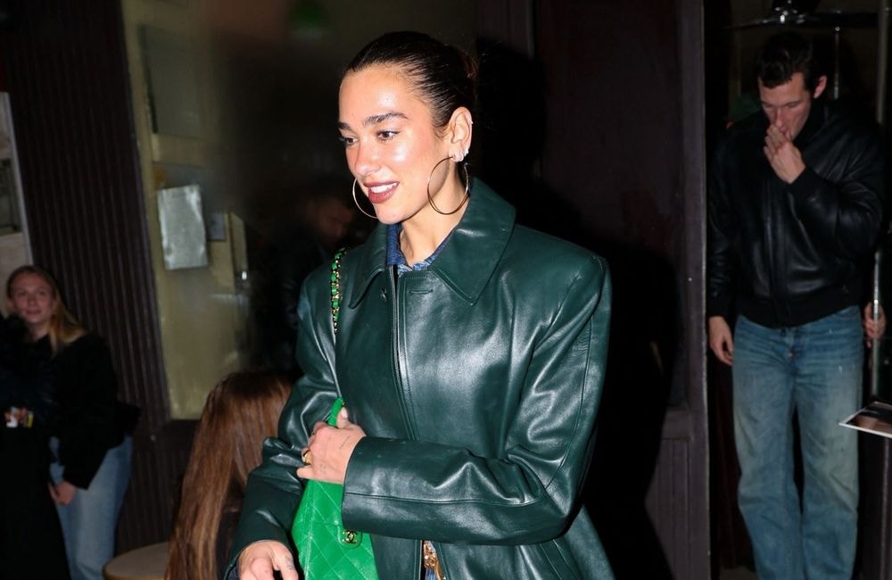 En total look denim, Dua Lipa confirme la tendance des bottes de yéti pour son passage à Paris