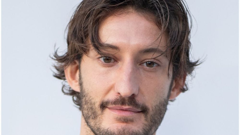 Pierre Niney face au Papotin : confidences inattendues sur sa vie de couple et sa sexualité, "Pas gay mais..."
