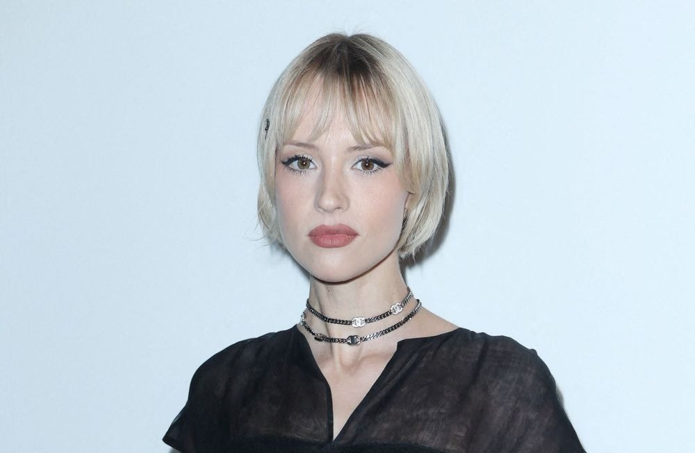 Angèle détourne avec style cet accessoire mode typiquement français