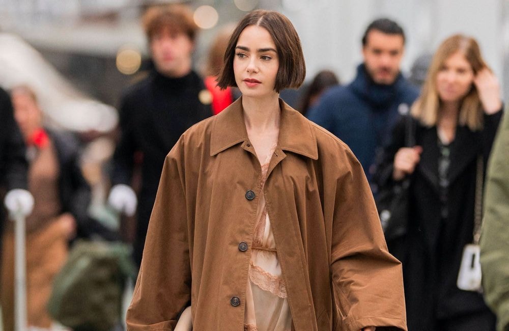 Lily Collins en caraco de dentelle confirme la tendance du pyjama de ville