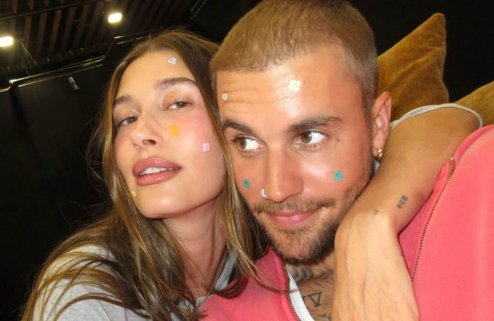 Coachella : la manucure de Hailey Bieber cache un message secret sur chacun de ses ongles