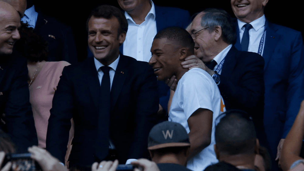 Kylian Mbappé “un objet politique” d’Emmanuel Macron ? Révélations inattendues d’un célèbre journaliste
