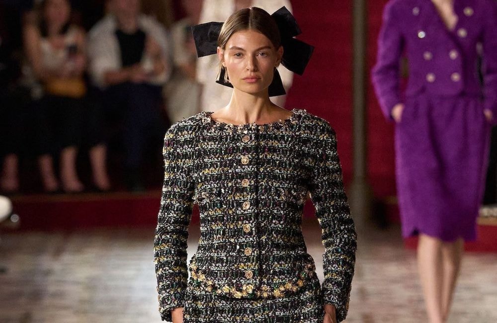 La veste sans col, le détail minimaliste qui twiste nos tenues les plus classiques