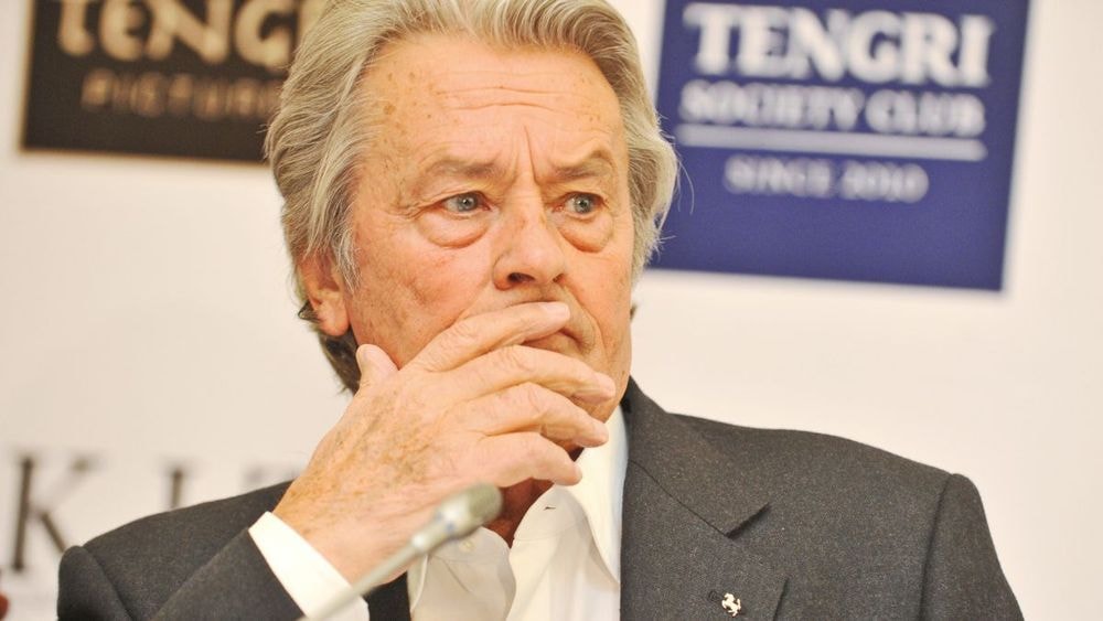 Alain Delon : une ancienne employée de l'acteur sort du silence, "C'était infernale"