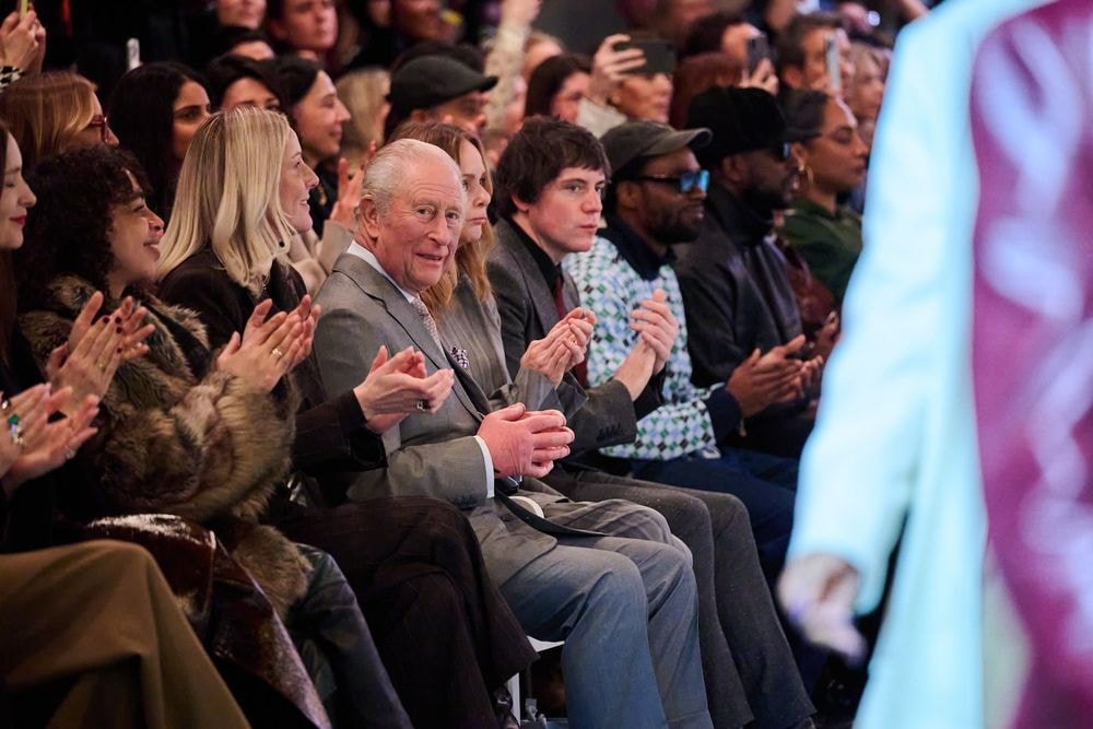 Et soudain, le roi Charles fait une apparition surprise à la Fashion week de Londres