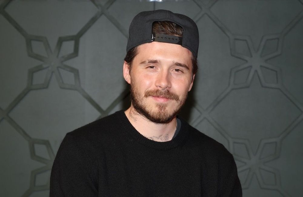 Avec un t-shirt à message, Brooklyn Beckham répond avec humour aux polémiques qui secouent sa famille