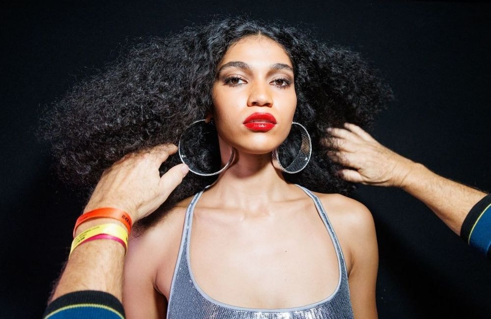 Défrisage, après-shampoing… Une étude alerte sur les produits de beauté destinés aux femmes noires et métisses
