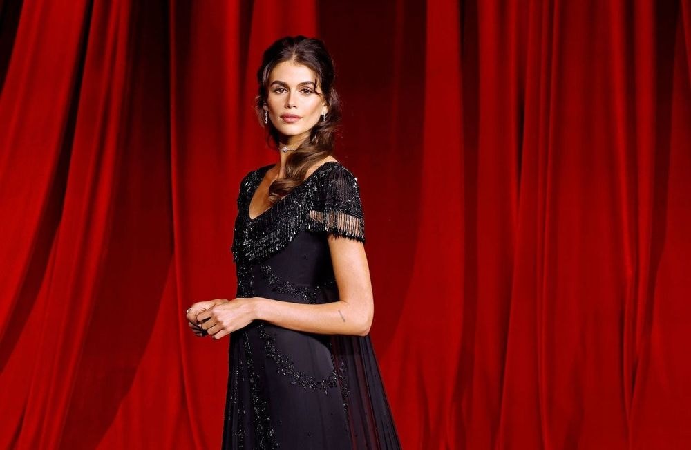 Kaia Gerber porte une robe vintage Givenchy, inspirée d’Audrey Hepburn