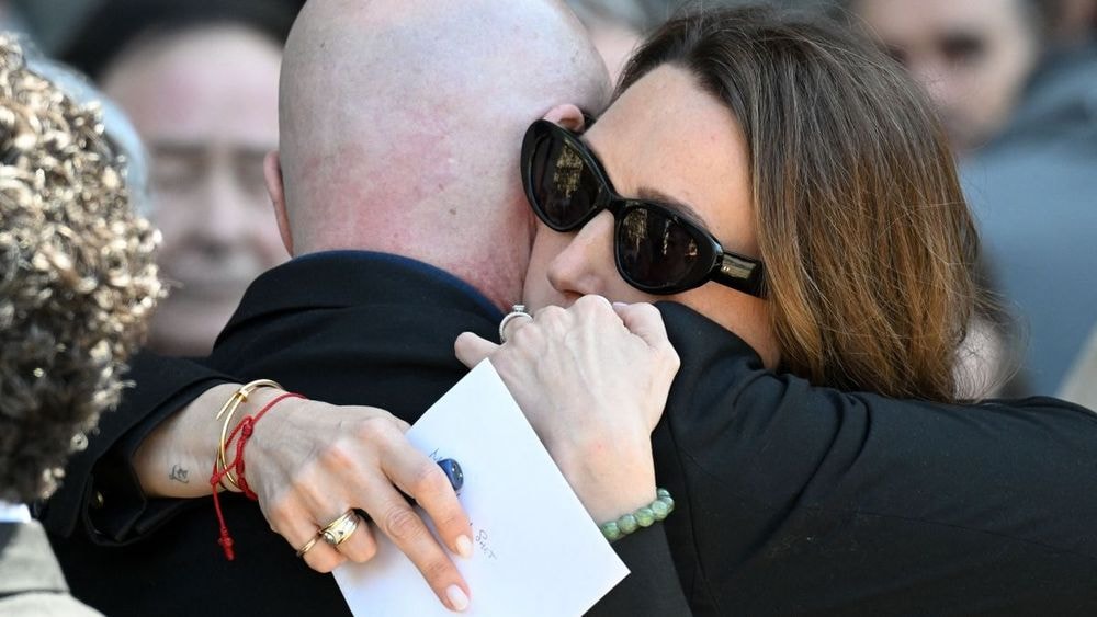"Maman" : Laura Smet face à la tombe de Nathalie Baye, l’image déchirante qui a bouleversé ses abonnés