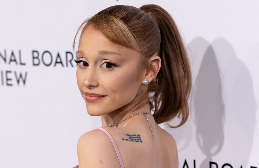 « Je n’ai pas eu recours au Botox depuis 4 ans » : Ariana Grande fait taire ses détracteurs