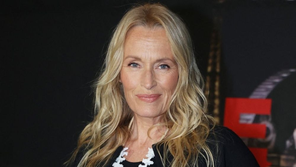 Estelle Lefébure (60 ans) en micro-bikini, elle dévoile sa chute de reins hors du commun et ses tatouages dans un cadre paradisiaque