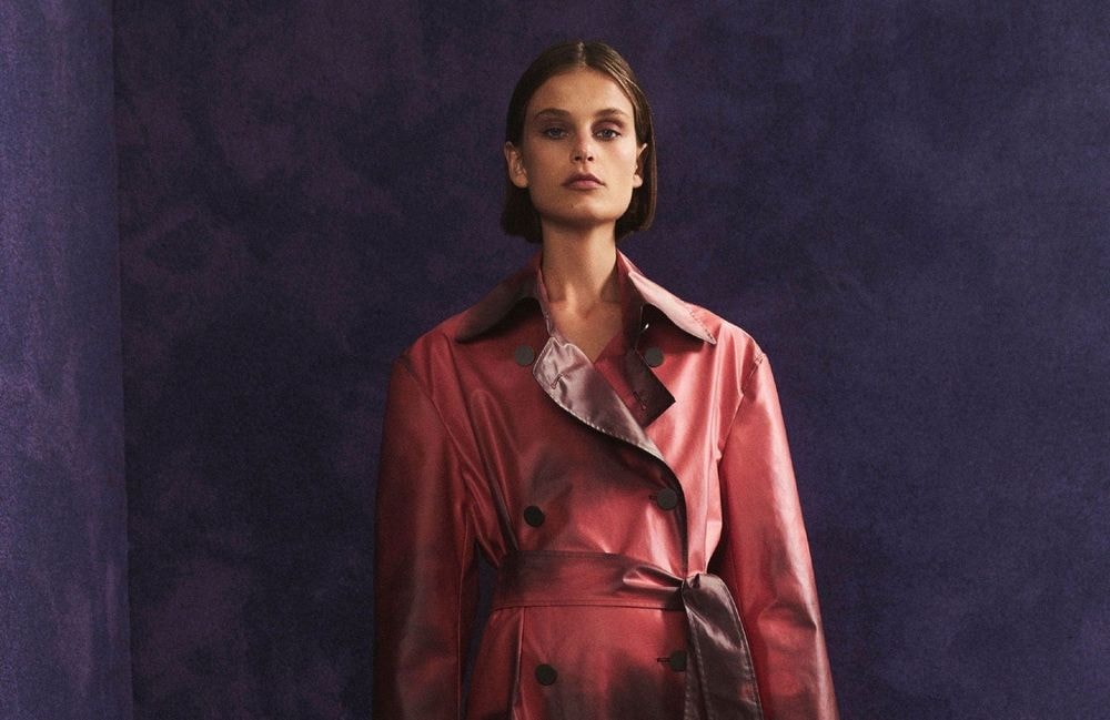 Ce trench qui change de couleur au contact de la peau fait le buzz sur les réseaux sociaux