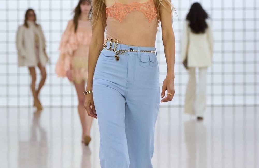 Comment oser le jean coloré sans fausse note cet été ?
