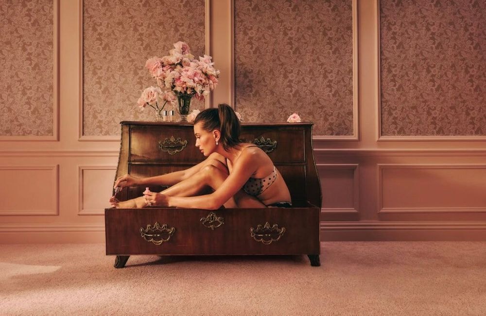Hailey Bieber en lingerie : elle rejoue l’iconique campagne de Gisele Bündchen pour Victoria’s Secret