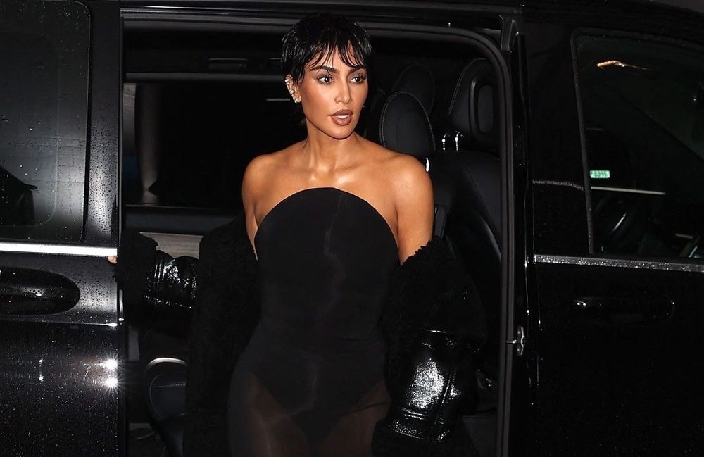 Kim ou Kris ? Métamorphosée, Kim Kardashian crée la confusion au défilé Maison Margiela en adoptant le style de sa mère