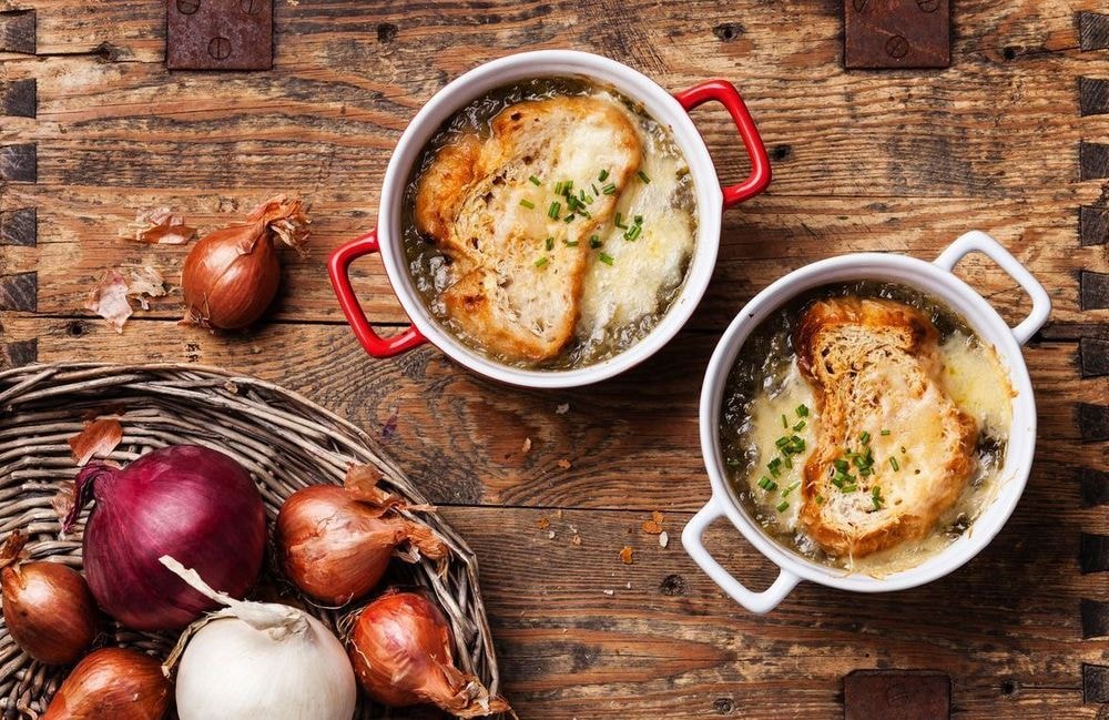 La recette de la soupe à l’oignon « so french » avec un croissant dedans