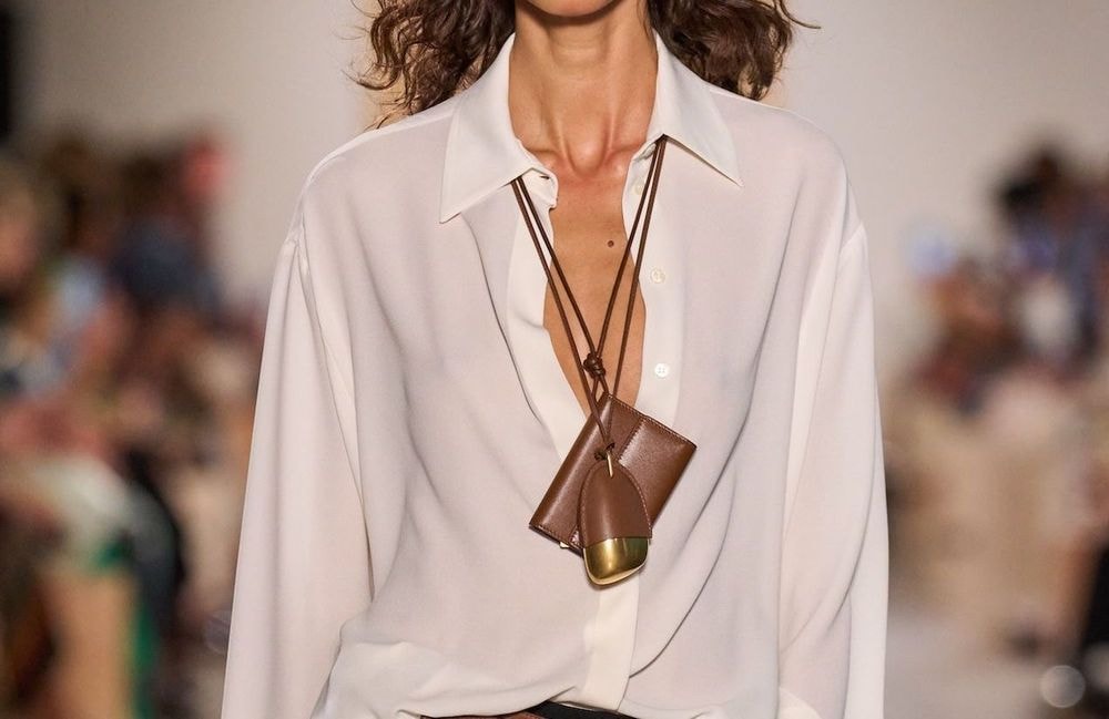 Qu’est-ce que le collier pochette qui s’impose comme l’accessoire discret qui change tout à un look minimaliste ?