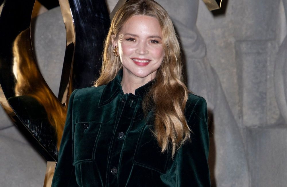En bottes à talons vertigineux et saharienne, Virginie Efira a attiré tous les regards au défilé Saint Laurent
