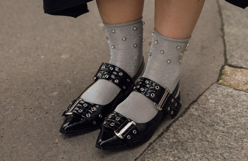 Le combo ballerines-chaussettes, la tendance inattendue de l’hiver