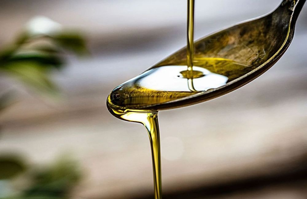 Huile d’olive + citron : quelle est cette boisson avalée sous forme de shot qui enflamme les réseaux ?