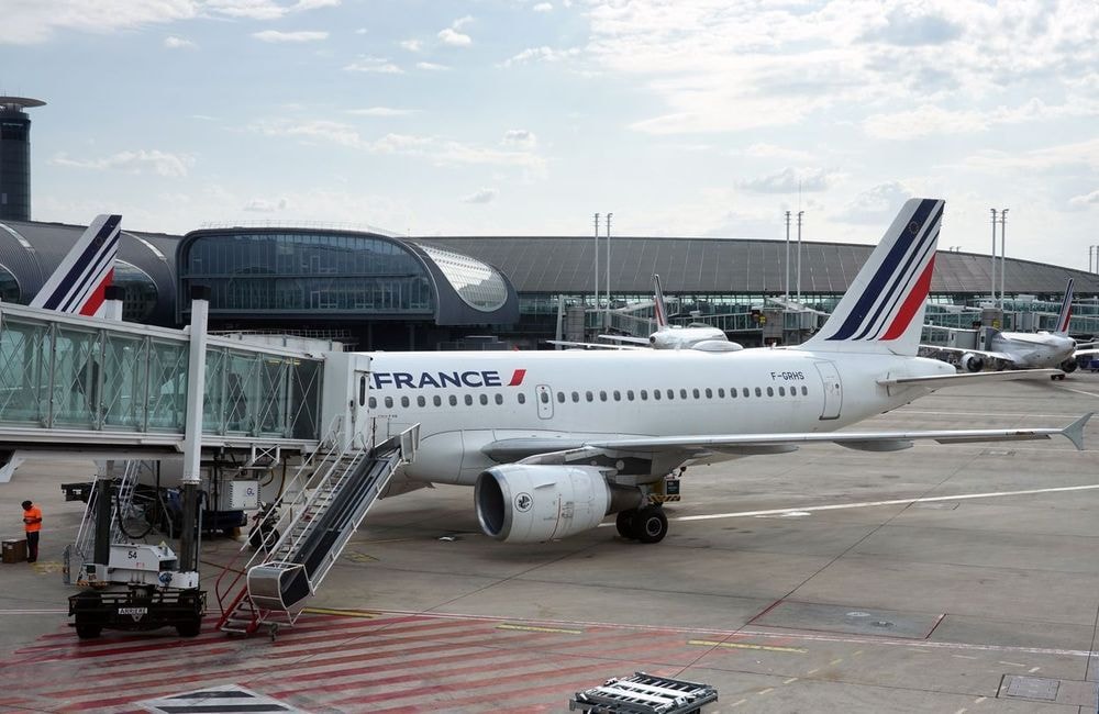 Surpris en plein vol en train de visionner des images pédopornographiques, il est arrêté et condamné en France