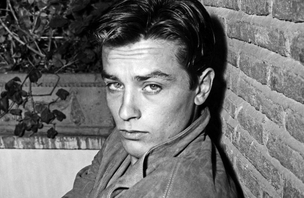 Mort d’Alain Delon : Emmanuel Macron, Paul Belmondo, Thomas Dutronc, Carla Bruni…pluie d’hommages