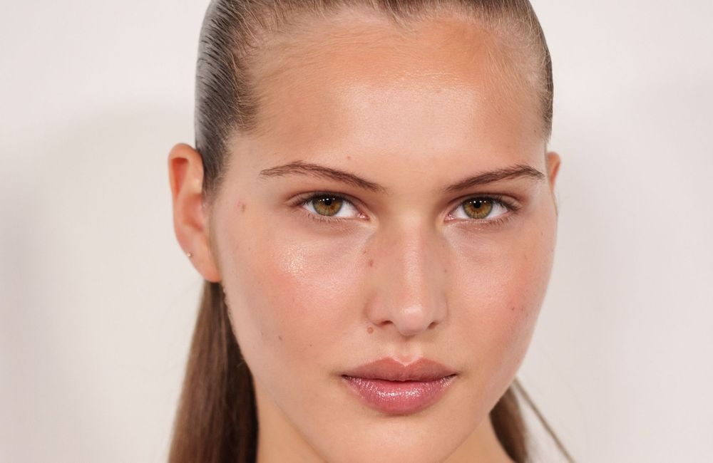 Le mascara est-il en train de passer de mode ? Voilà la tendance qui bouscule la routine make-up en 2026