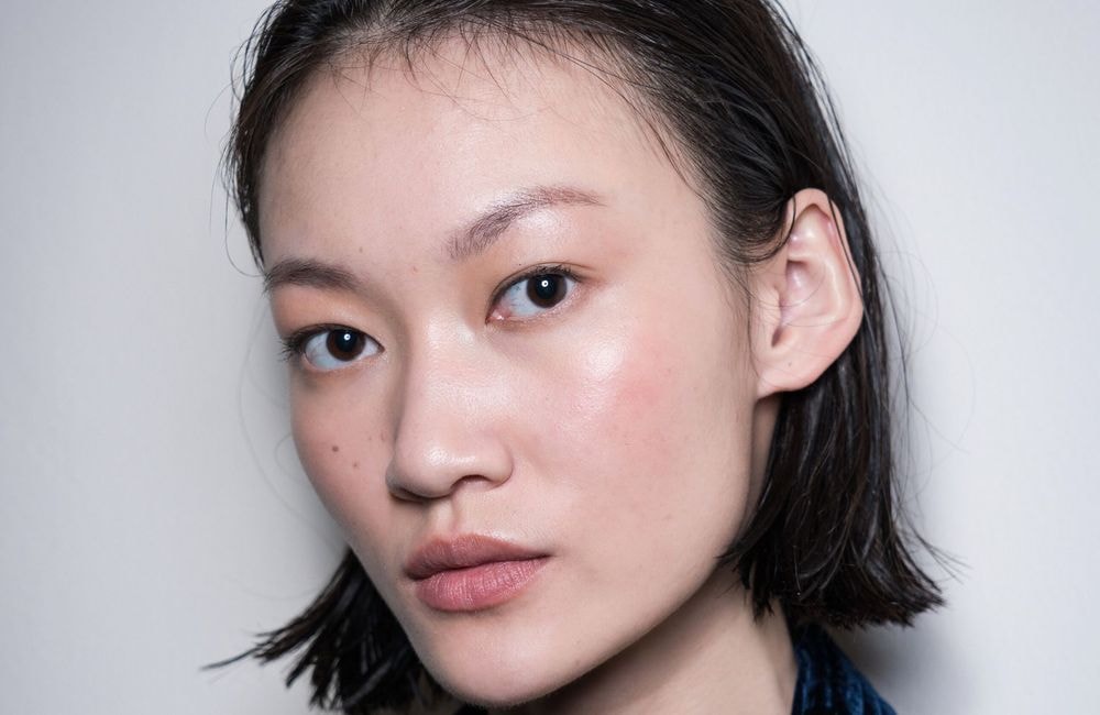 Peut-on associer acide hyaluronique et rétinol dans sa routine skincare ? Des dermatologues font le point