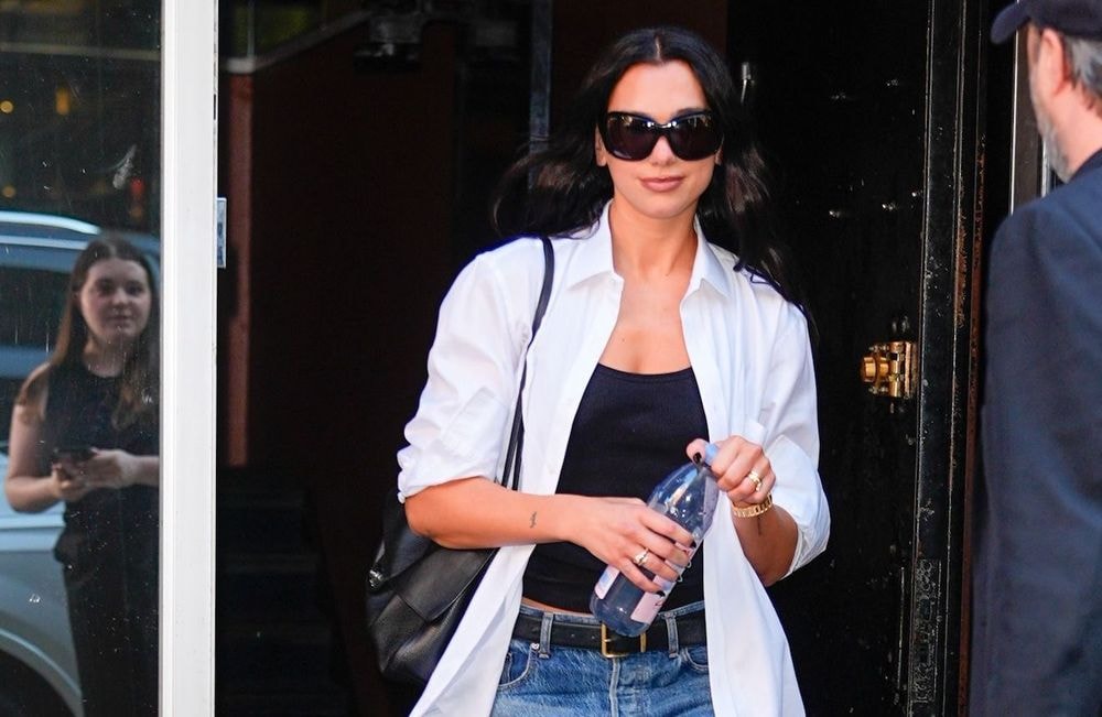Dua Lipa a trouvé la formule mode parfaite pour un été chic en tongs