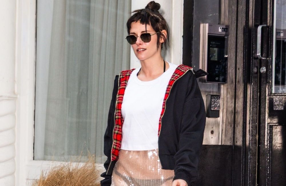 Sequins et culotte apparente : en 2026, la robe transparente n'est pas morte pour Kristen Stewart