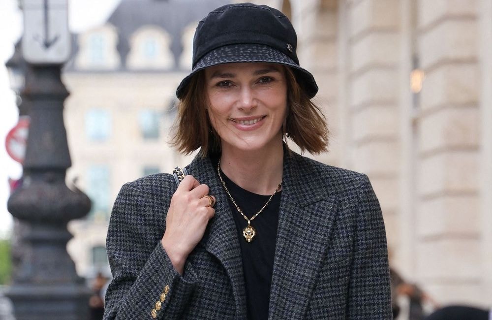 Keira Knightley adopte le twist parfait pour transformer un carré simple en version couture