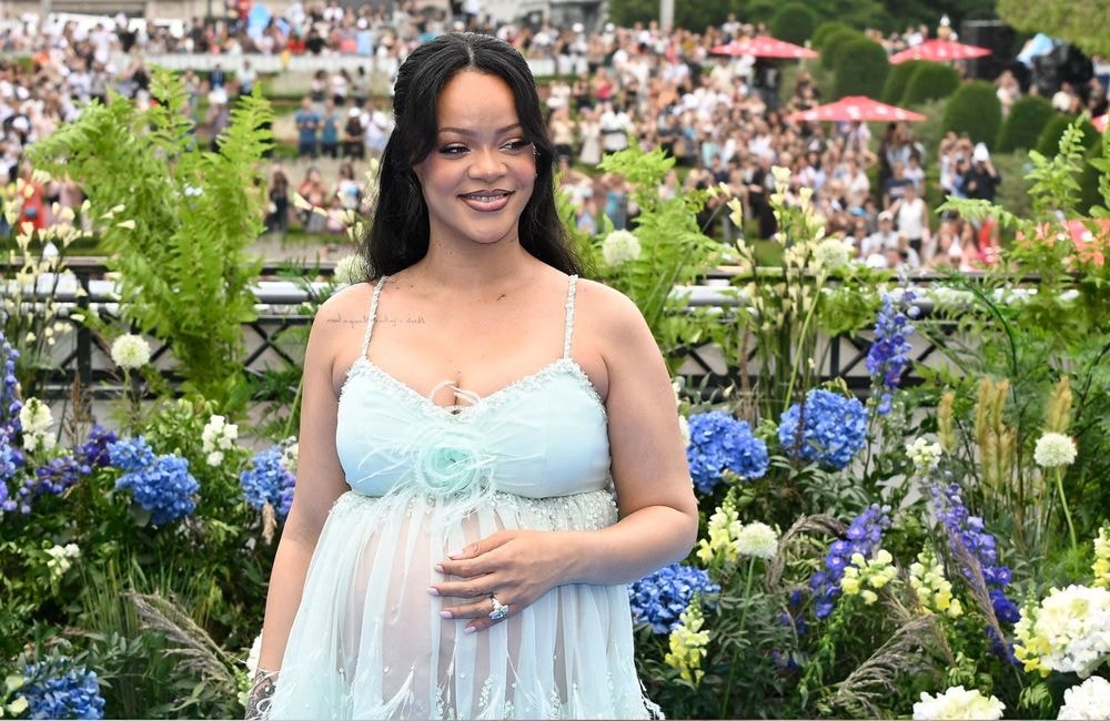 Rihanna signe son grand retour post-partum avec un lip combo caramel parfait pour l’automne