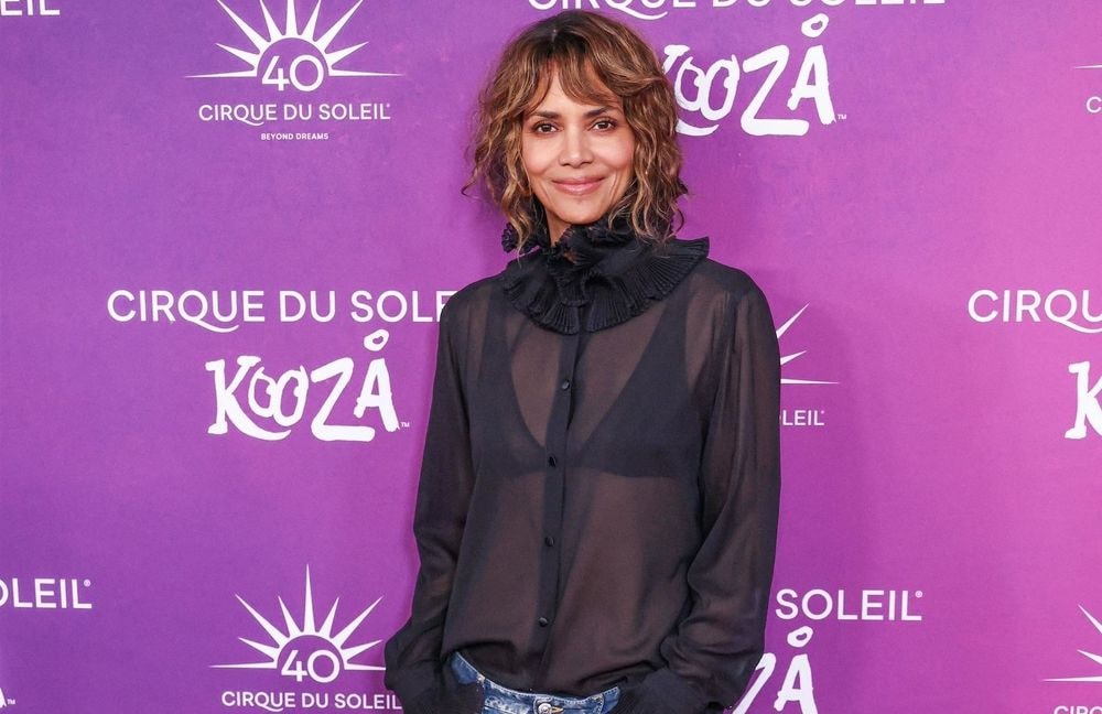 22 ans plus tard, Halle Berry défile pour Elie Saab dans sa robe mythique portée lors des Oscars