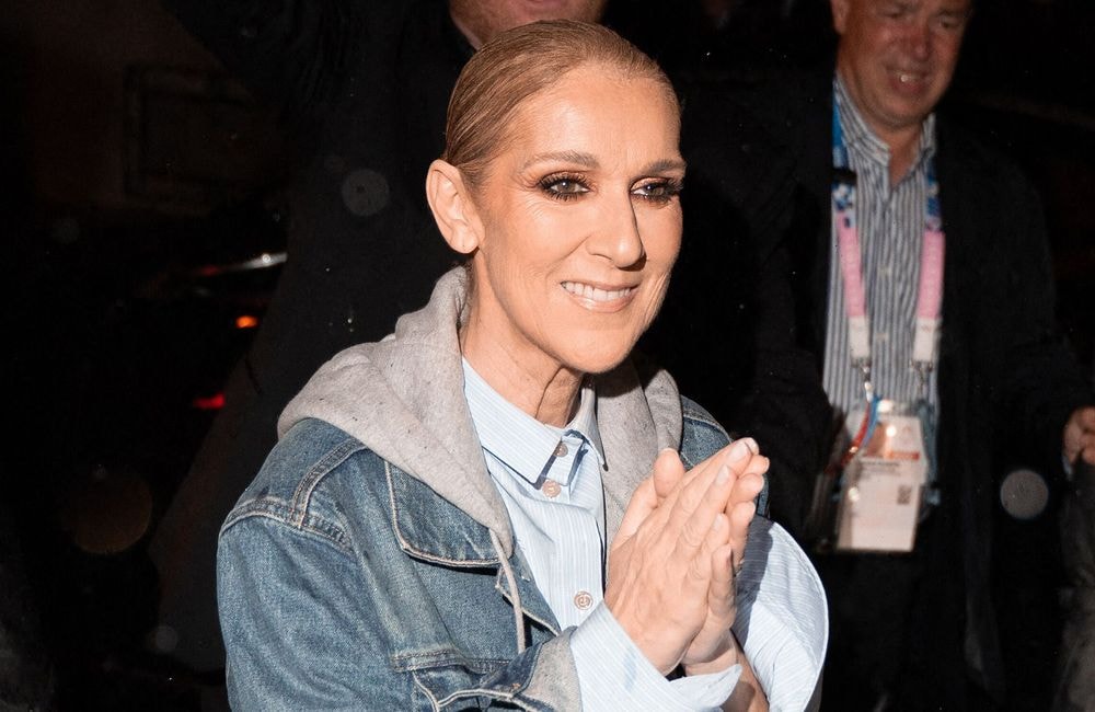 Céline Dion : à Paris, elle adopte le jean blanc comme une Parisienne