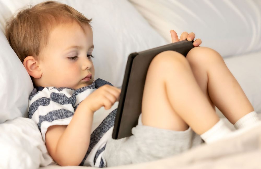 À la crèche ou chez l’assistante maternelle, l’exposition des enfants aux écrans bientôt interdite ?