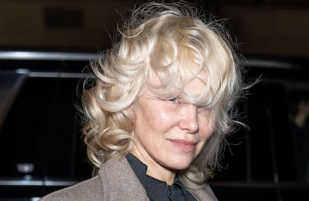 À New York, Pamela Anderson surprend avec une nouvelle façon de porter la frange
