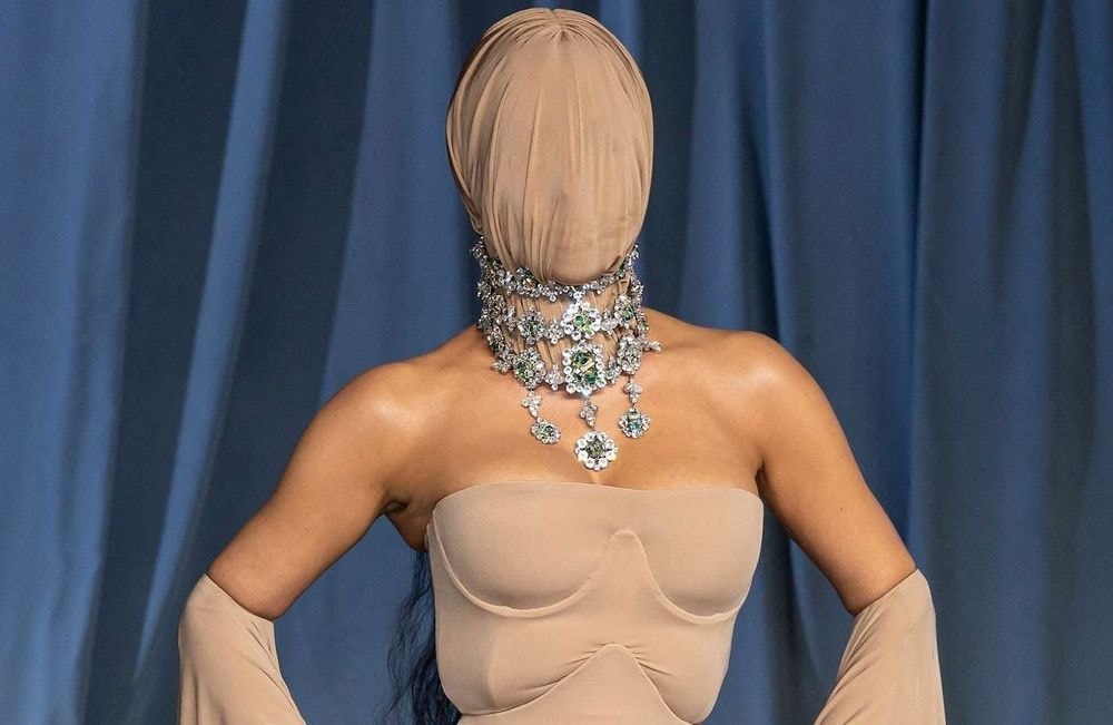 “C'est tout le sens du mot liberté qui vacille” : le look cagoulé de Kim Kardashian intrigue et divise les internautes