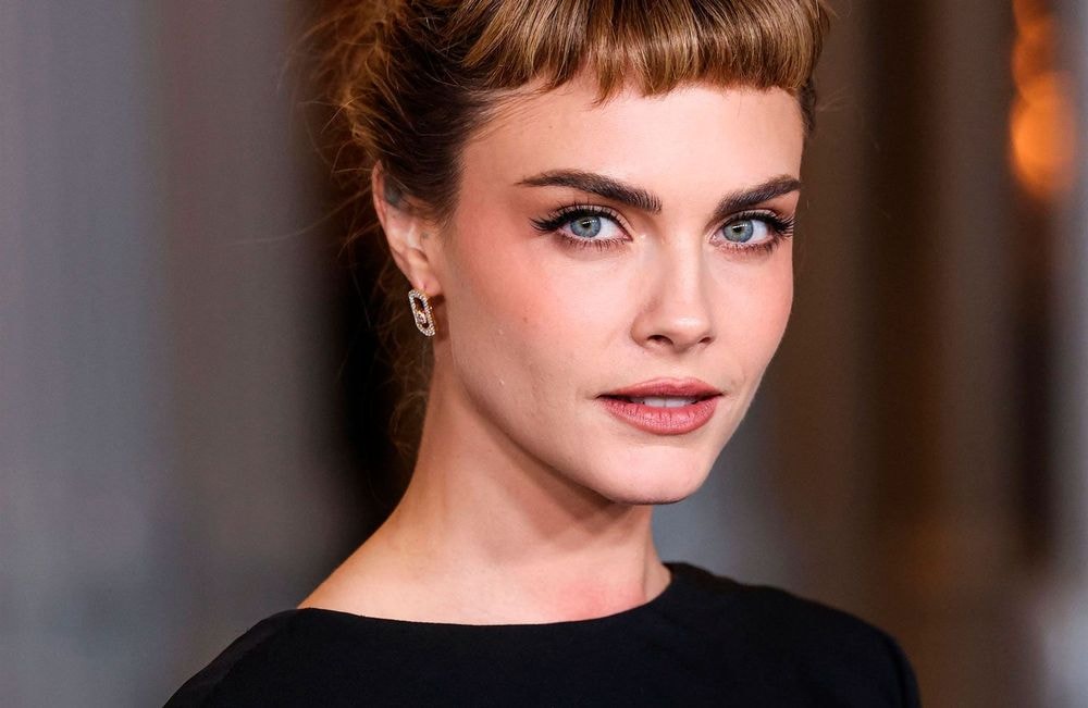 Cara Delevingne remet au goût du jour cette frange audacieuse