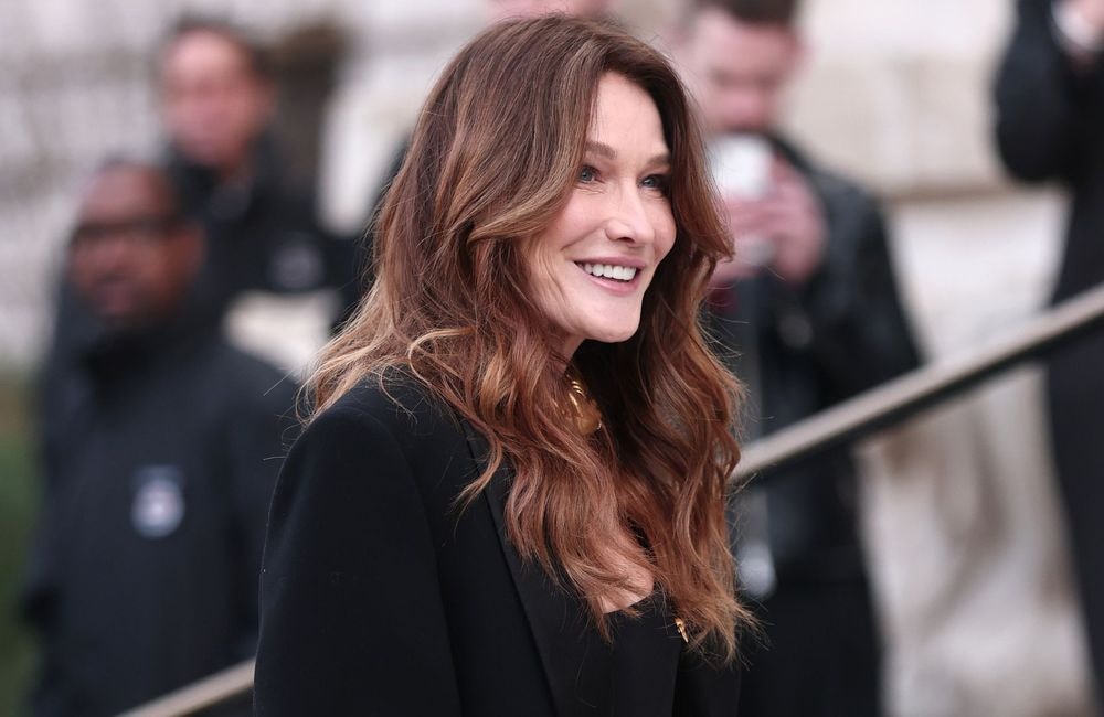 Carla Bruni craque à son tour pour cette coiffure adorée des célébrités