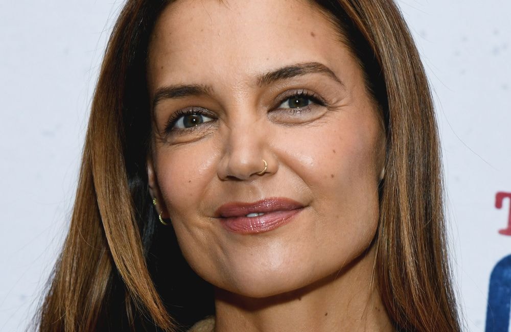 À New York, Katie Holmes assume ses cheveux blancs