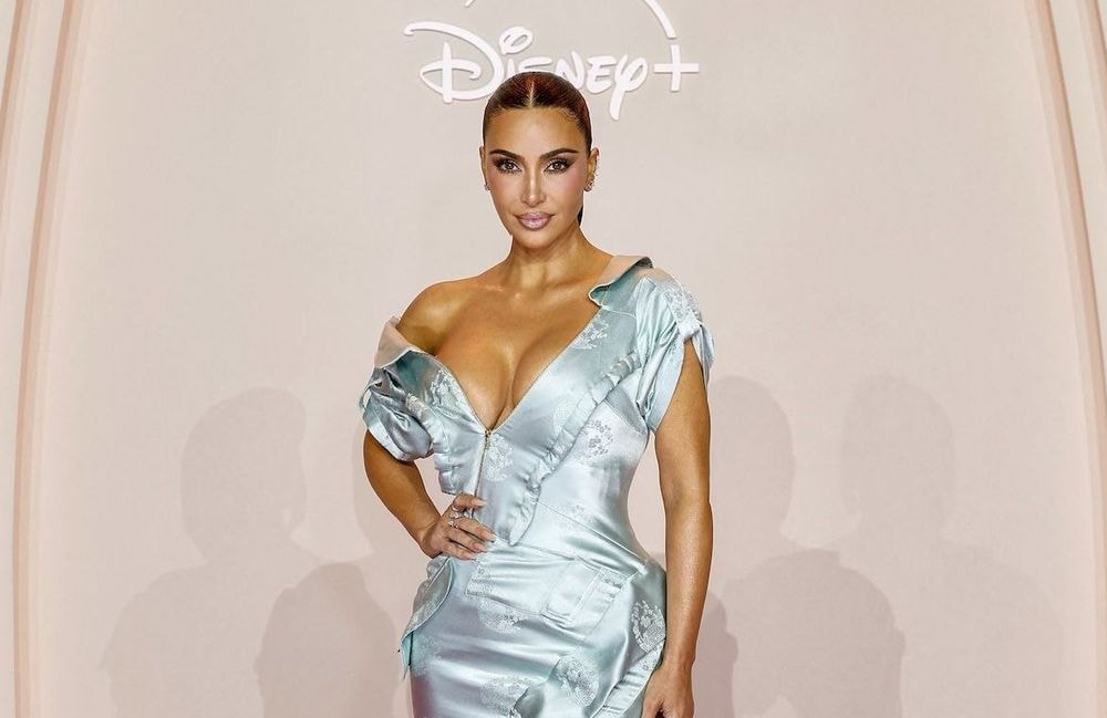 Kim Kardashian en Dior vintage : une entrée théâtrale pour la première de « All’s Fair » à Paris