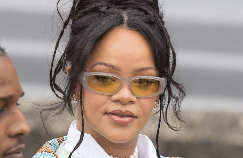 Rihanna remet sur le devant de la scène cette coiffure phare des années 2000
